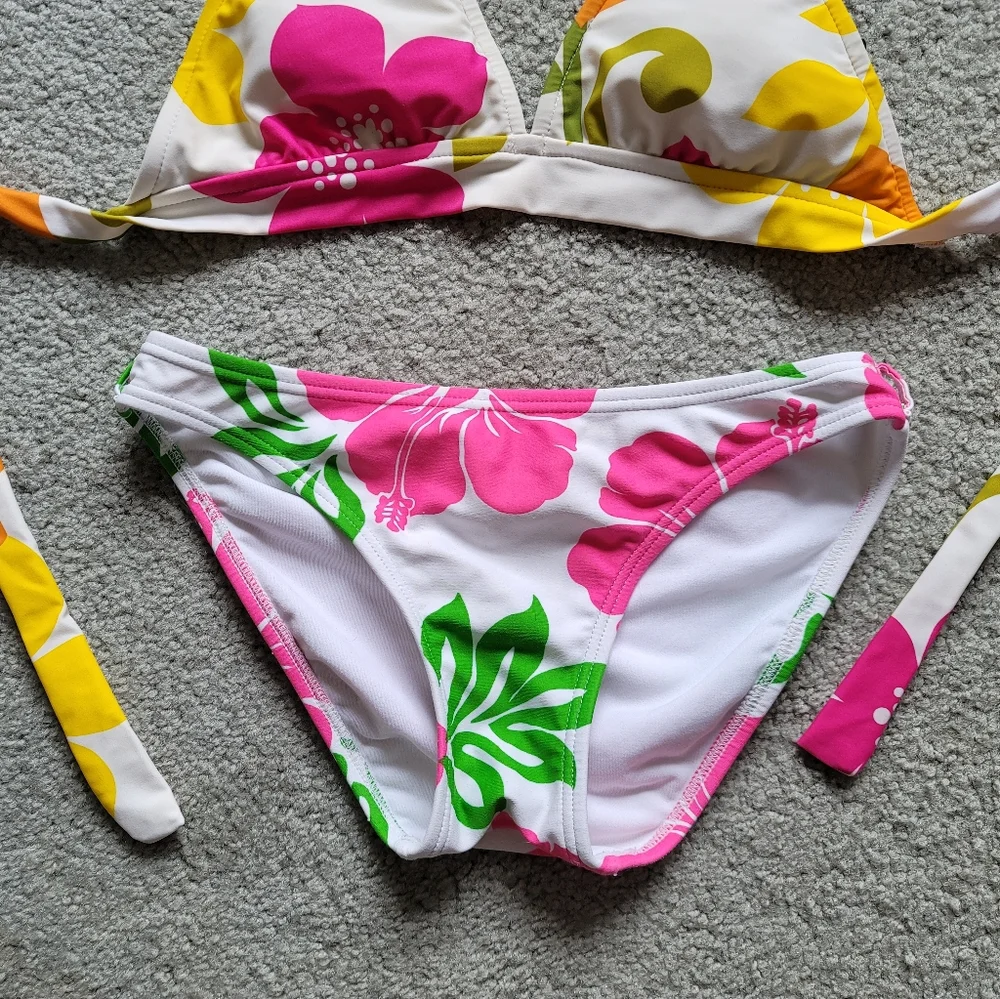 Malibu Bikini Swimsuit Size S White Tropical Floral Top & bottom 2 piece - Picture 2 of 12